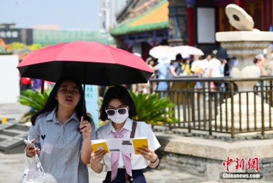 6月22日,端午假期首日,众多游客游览沈阳故宫。<a target='_blank' href='/' _fcksavedurl='/'><p align=